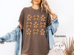 Vintage T Shirt Womens Oversized Christmas Bow Gingerbread Cookie Tee Comfort Colors Holiday Top for Festive Celebrations