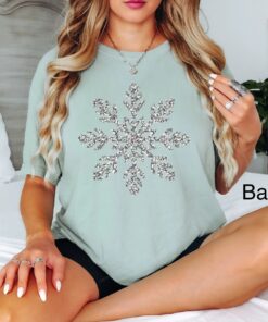 vintage t shirt womens snowflake design faux silver glitter winter top oversized holiday tee for christmas celebrations 9pulz