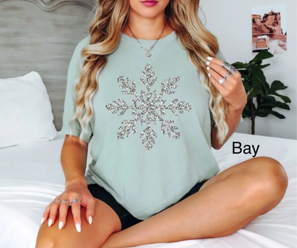 vintage t shirt womens snowflake design faux silver glitter winter top oversized holiday tee for christmas celebrations 9pulz