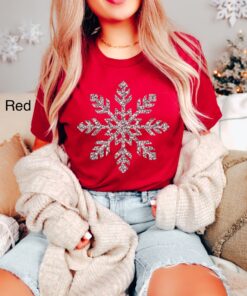 vintage t shirt womens snowflake design faux silver glitter winter top oversized holiday tee for christmas celebrations tvrlg