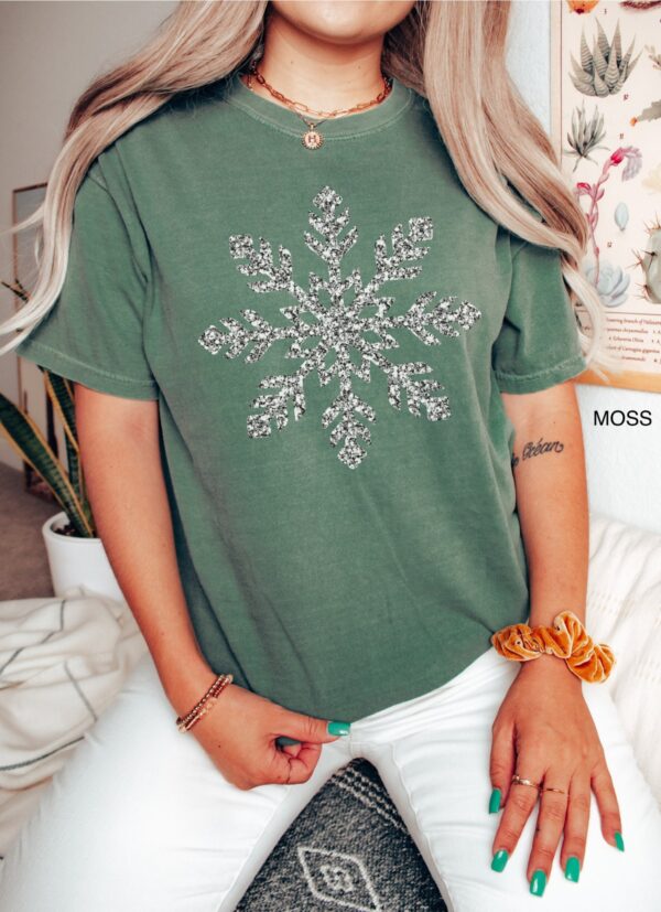 vintage t shirt womens snowflake design faux silver glitter winter top oversized holiday tee for christmas celebrations uzwoj