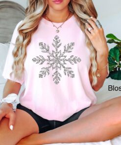 vintage t shirt womens snowflake design faux silver glitter winter top oversized holiday tee for christmas celebrations vpsgs