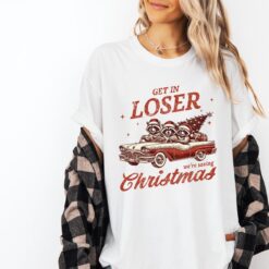Vintage T Shirts Funny Christmas Raccoons Shirt with Humorous Design for Holiday Celebrations and Winter Apparel
