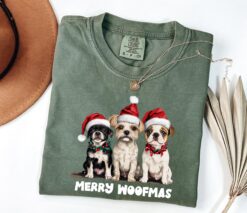 Vintage T Shirts Merry Woofmas Dogs T Shirt for Dog Moms Comfortable Colors Christmas Design with Cute Canine Graphics