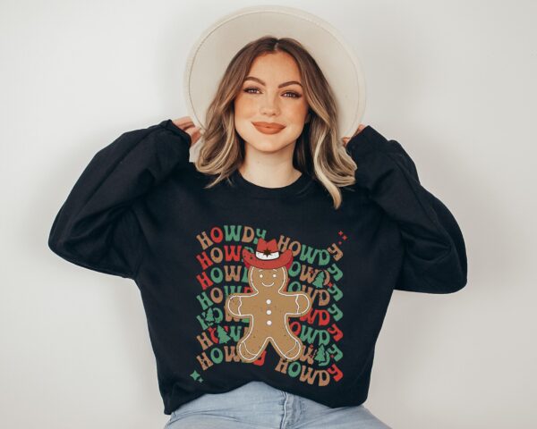 vintage western christmas sweatshirt featuring howdy gingerbread man design for women ideal for country and cowboy holiday celebrations h0o8f