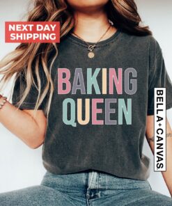 baking queen shirt for baking lovers and moms funny baker t shirt ideal gift for chefs and cookie enthusiasts lxenp