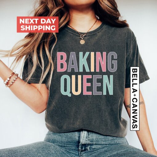 baking queen shirt for baking lovers and moms funny baker t shirt ideal gift for chefs and cookie enthusiasts
