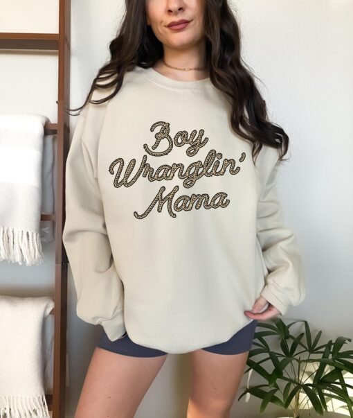 boy mama sweatshirt crewneck for women western style raising cowboys trendy mom life apparel midwest country fashion zjhaf
