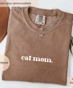 cat mom shirt minimalist design for cat lovers trendy mothers day gift comfortable cat mama tee yzdz3