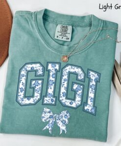 comfort colors gigi shirt in blue ribbon for grandma vintage aesthetic mothers day gift chinoiserie bow design shirt 4ye0o