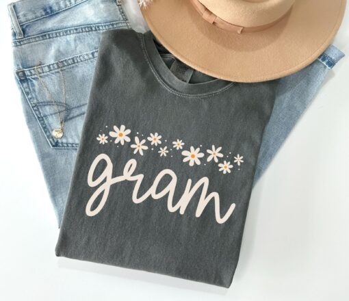 comfort colors gram shirt for new grandma pregnancy reveal daisy design unique gift for grandma christmas present ftdrh