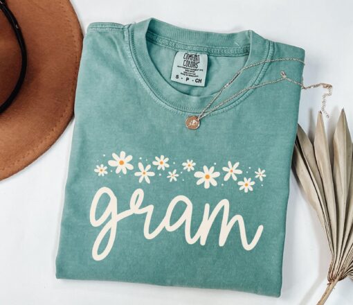 comfort colors gram shirt for new grandma pregnancy reveal daisy design unique gift for grandma christmas present grqje