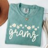 comfort colors grandma shirt daisy design personalized gift for new grandma pregnancy reveal christmas gift nbnsn