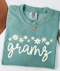 comfort colors grandma shirt daisy design personalized gift for new grandma pregnancy reveal christmas gift nbnsn