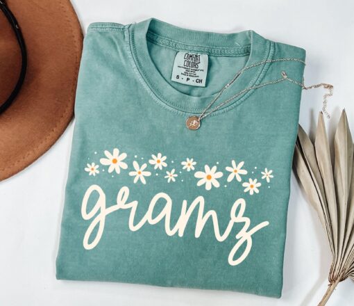comfort colors grandma shirt daisy design personalized gift for new grandma pregnancy reveal christmas gift nbnsn