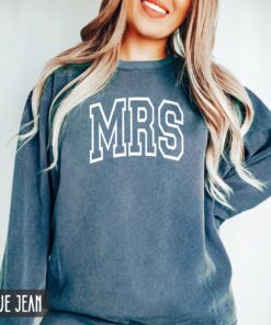 comfort colors mrs sweatshirt cute wife crewneck unisex fit engagement gift for bridal shower best wife apparel qn6rv