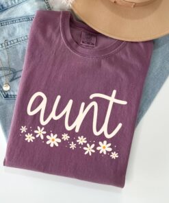 cool aunt shirt daisy t shirt for new aunts pregnancy reveal favorite aunt gift unique aunt apparel flmmf