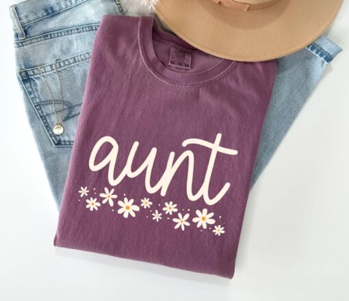 cool aunt shirt daisy t shirt for new aunts pregnancy reveal favorite aunt gift unique aunt apparel flmmf