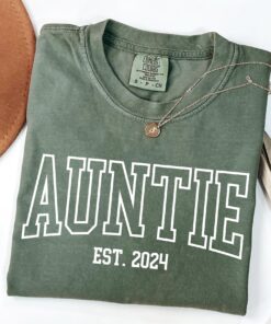 cool auntie est shirt cute aunt announcement new aunt birthday gift unique aunts t shirt for celebrating motherhood fihrn