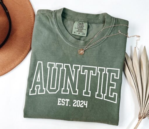 cool auntie est shirt cute aunt announcement new aunt birthday gift unique aunts t shirt for celebrating motherhood fihrn