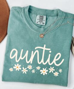 cool auntie shirt with daisy design for new aunt gifts pregnancy reveal favorite aunt shirts jtnor