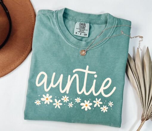 cool auntie shirt with daisy design for new aunt gifts pregnancy reveal favorite aunt shirts jtnor