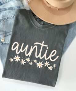 cool auntie shirt with daisy design for new aunt gifts pregnancy reveal favorite aunt shirts mkgx1