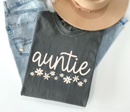 cool auntie shirt with daisy design for new aunt gifts pregnancy reveal favorite aunt shirts