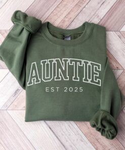 custom aunt sweatshirt est 2025 for pregnancy announcement best aunt gifts mothers day cool aunt t shirt lmhi2