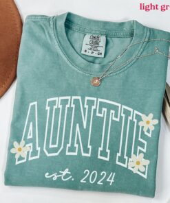 custom auntie shirt with daisy flower cute tee for new aunt pregnancy announcement and reveal gift n9vn8