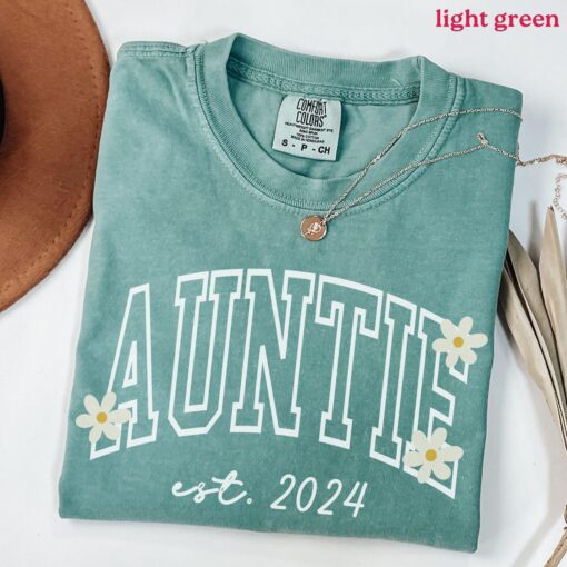custom auntie shirt with daisy flower cute tee for new aunt pregnancy announcement and reveal gift n9vn8 scaled