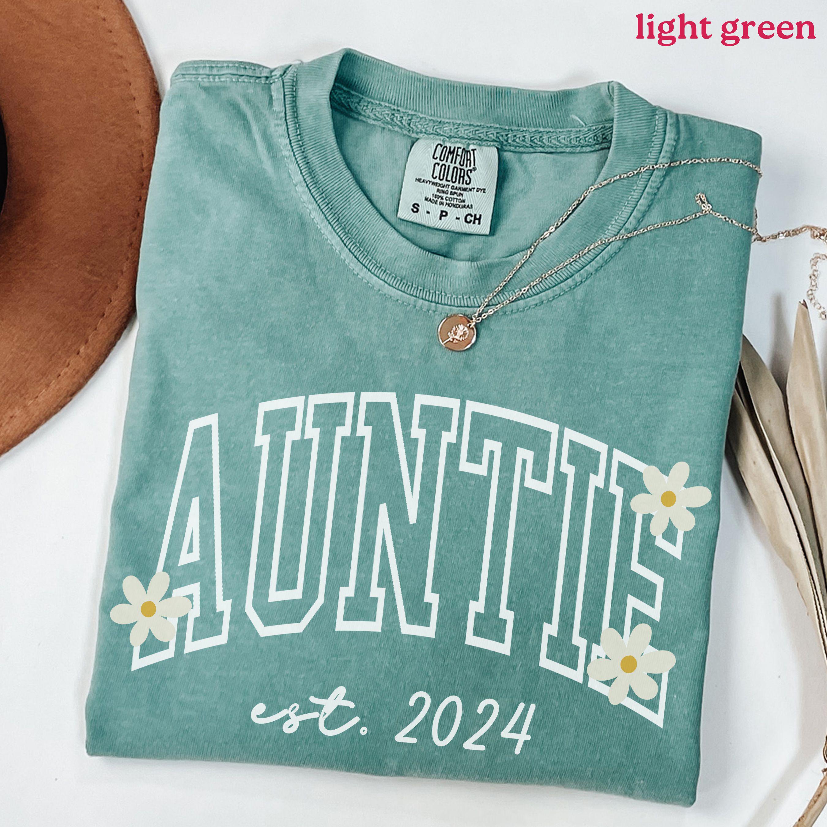 custom auntie shirt with daisy flower cute tee for new aunt pregnancy announcement and reveal gift n9vn8