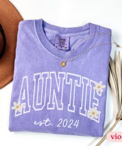 custom auntie shirt with daisy flower design cute t shirt for new aunt pregnancy reveal announcement gift gzxnd