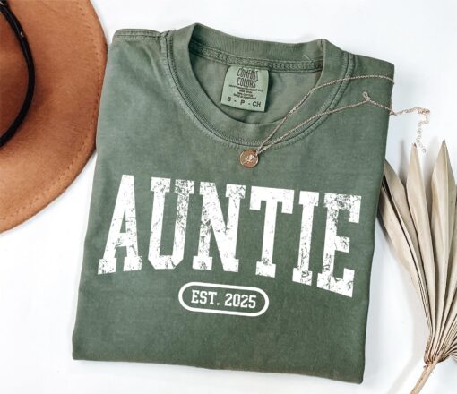 custom auntie shirt with established year retro design unique gift for new aunts sister announcement cool auntie shirt uzpmw