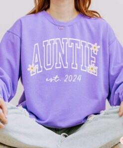 custom auntie sweatshirt future aunt pregnancy announcement crewneck pullover gift for new aunt comfort colors jewm4