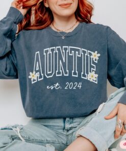 custom auntie sweatshirt future aunt pregnancy announcement crewneck pullover unique gift for new aunts 7tzi4