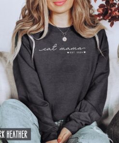 custom cat mama sweatshirt with heart design personalized hoodie for cat lovers mom of cats trendy fur mama apparel ghhqf