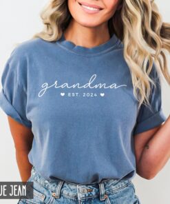 custom cute grandma shirt with est year for new mimi gigi nana pregnancy announcement and baby reveal gift atodw