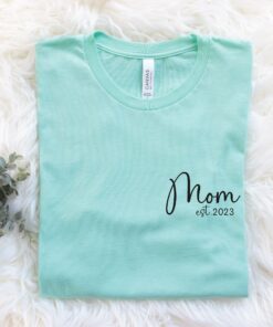 custom cute mom established 2023 pocket shirt new mom tee personalized mama reveal t shirt mothers day gift awsd0