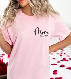 custom cute mom established 2023 pocket shirt new mom tee personalized mama reveal t shirt mothers day gift wbncm