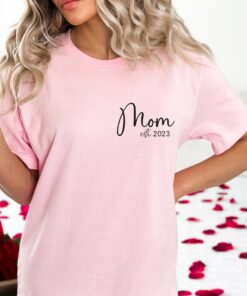 custom cute mom established 2023 pocket shirt new mom tee personalized mama reveal t shirt mothers day gift wbncm