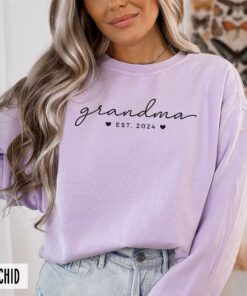 custom est year cute grandma sweatshirt for mothers day pregnancy announcement baby reveal hearts hoodie 4t0wh