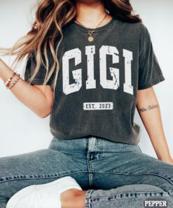 custom gigi est 2023 shirt for new grandmas pregnancy reveal announcement unique gigi birthday gift t shirt xx9ke