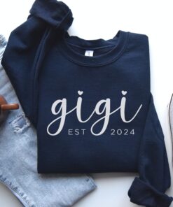 custom gigi sweatshirt established 2025 pregnancy announcement gift for grandma mothers day gigi to be crewneck o7hx1