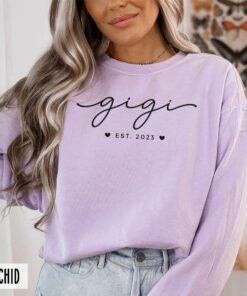 custom gigi sweatshirt with est year for birthday or mothers day pregnancy announcement baby reveal to grandma hearts design rwdtr