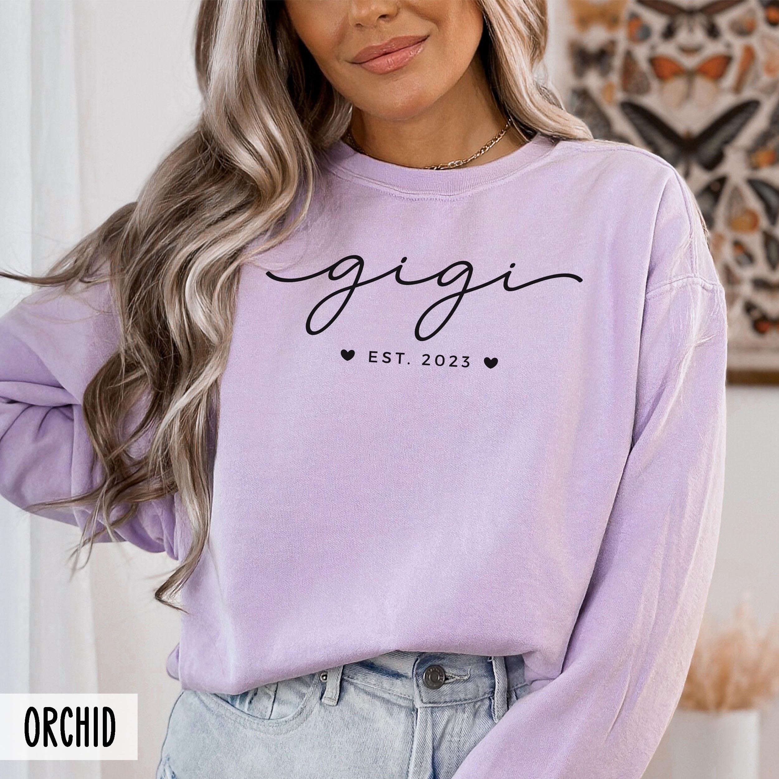 custom gigi sweatshirt with est year for birthday or mothers day pregnancy announcement baby reveal to grandma hearts design rwdtr