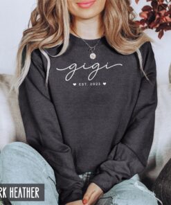 custom gigi sweatshirt with est year for new grandma birthday gift mothers day pregnancy announcement baby reveal oe6xk