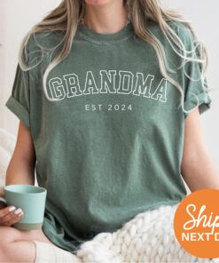 custom grandma est 2024 shirt personalized gift for new grandmas pregnancy announcement unique grandma t shirt sjzuq