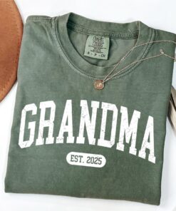 custom grandma est shirt for new nana gigi personalized mom gift mothers day shirt unique grandma announcement gift cmvsa