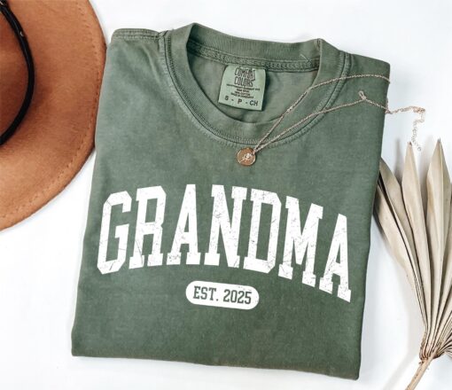 custom grandma est shirt for new nana gigi personalized mom gift mothers day shirt unique grandma announcement gift cmvsa